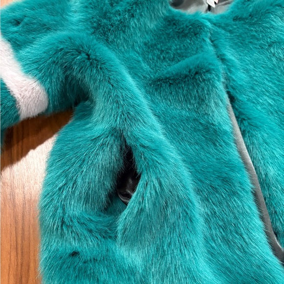 Molliolli Faux Fur Cropped Jacket - GO BIRDS - Picture 5 of 5